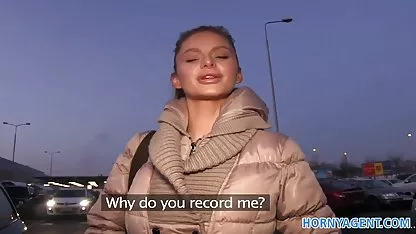 جوان ورزش ها دختر بازی می کند با سایت فیلم های سکسی رایگان بیدمشک تنگ